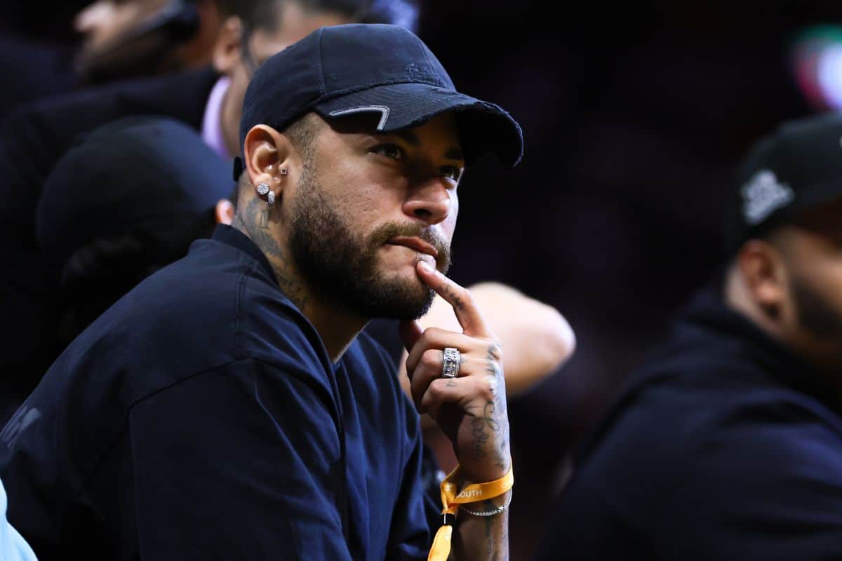 NBA: Neymar Jr. marca presença em jogo dos Warriors e recebe camisa autografada
