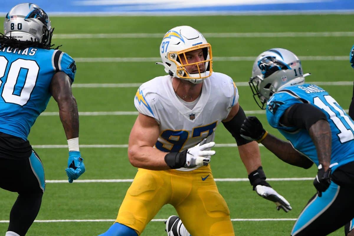 Pro Bowl da NFL concorda com reestruturação de contrato com os Chargers