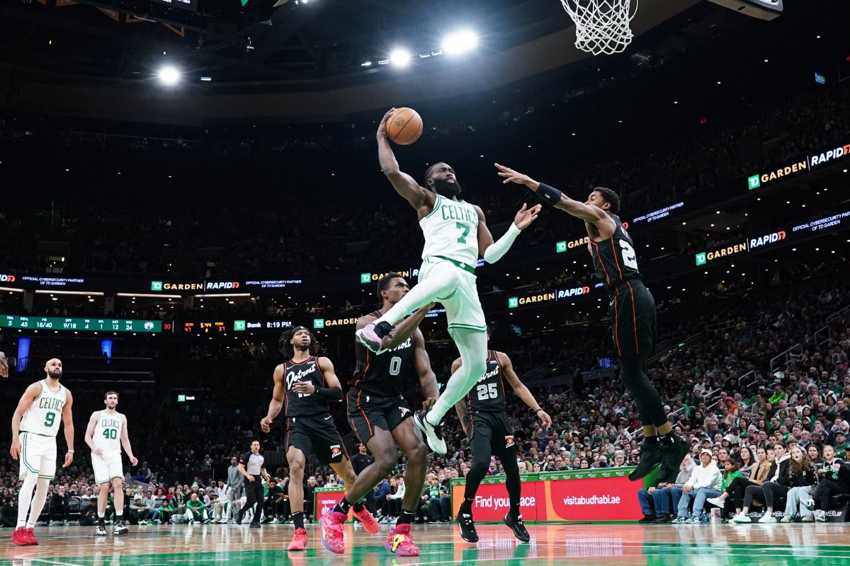 Jaylen Brown e Derrick White brilham em vitória dos Celtics sobre os Pistons