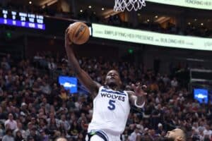 Anthony Edwards se machuca em enterrada, mas comemora: ‘Melhor da carreira’