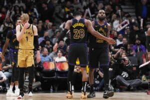 Lakers aproveitam maré de azar dos Raptors na NBA e se aproximam de classificação