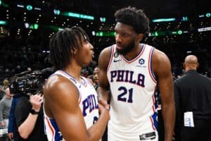 Suárez assiste de camarote show de Embiid e Maxey na NBA
