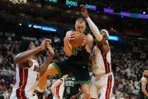 NBA Playoffs 2024: Celtics vencem Jogo 3 com autoridade depois de apagão do Heat