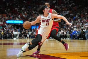 NBA: Miami Heat vence, mas não consegue escapar do play-in contra os 76ers
