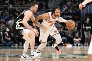 Knicks vencem Bucks fora de casa com show de Jalen Brunson
