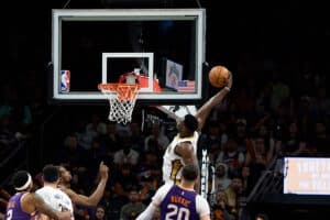 Pelicans aproveitam presságio de eclipe solar e apagam Suns em Phoenix