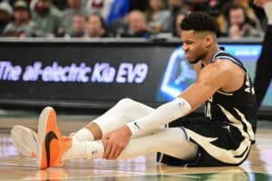 NBA: Giannis passa por exame após se machucar e deixar jogo contra os Celtics