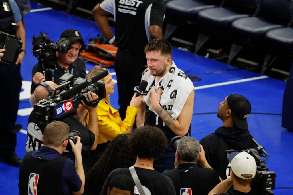 Doncic nega provocação à Gobert no Jogo 2 das Finais do Oeste: ‘Estava falando…