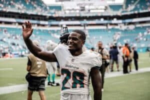 NFL: Técnico dos Dolphins acredita que De’Von Achane pode evoluir em 2024