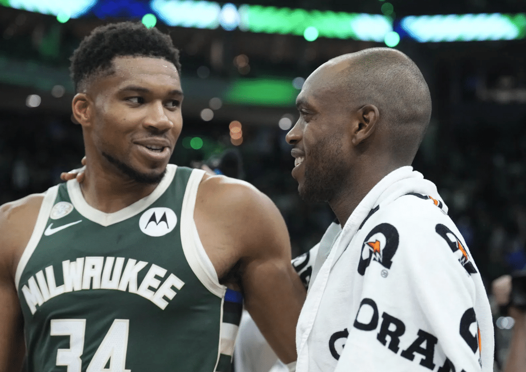🏀 Emoção em Milwaukee: Khris Middleton aplaudido de pé em seu retorno