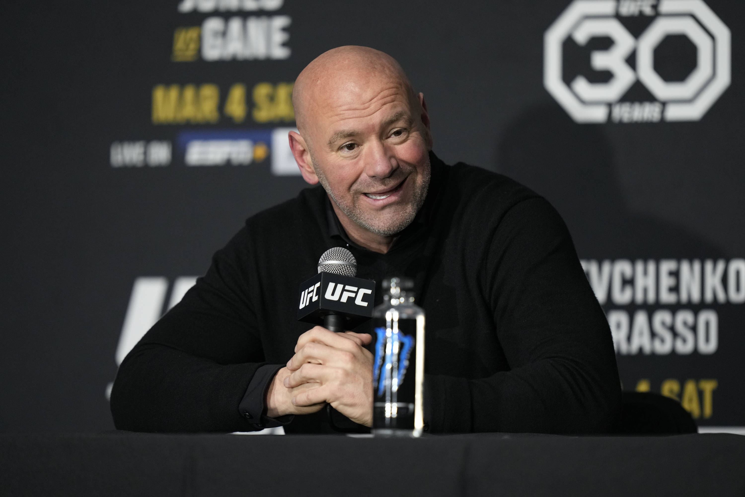 [UFC] Dana White confirma negociação para Jones x Aspinall: possível unificação do cinturão em julho