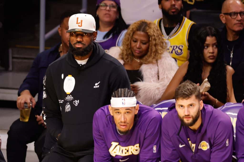 [NBA] LeBron cobra mudanças após nova derrota dos Lakers e admite frustração com o vestiário