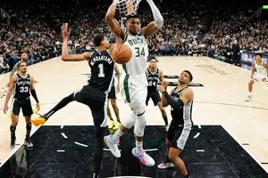 Giannis marca 44 pontos e comanda vitória dos Bucks sobre os Spurs