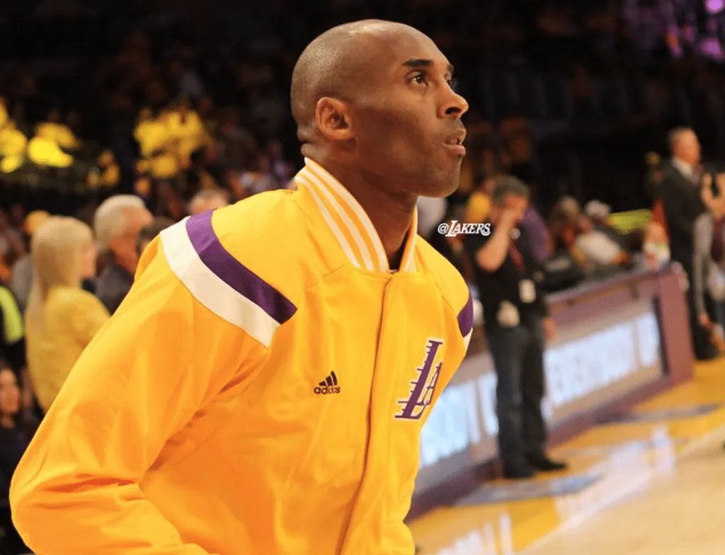 Snoop Dogg d&aacute; carro tem&aacute;tico dos Lakers de presente para Kobe Bryant