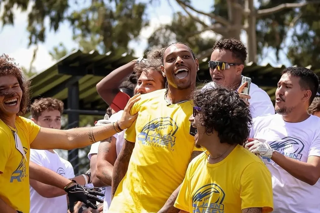 Astro do Miami Dolphins agita manh&atilde; no Corinthians com mais de 300 atletas nacionais
