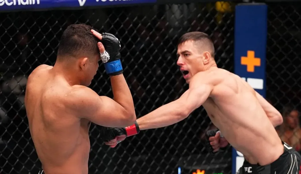 Nocaute do ano? Golpe brutal faz brasileiro &lsquo;voar&rsquo; no UFC Vegas 75