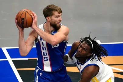 Sabonis em a&ccedil;&atilde;o com a camisa do Sacramento Kings.