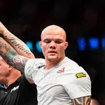 UFC 301: Anthony Smith mostra oportunismo, finaliza Vitor Petrino e cala torcida