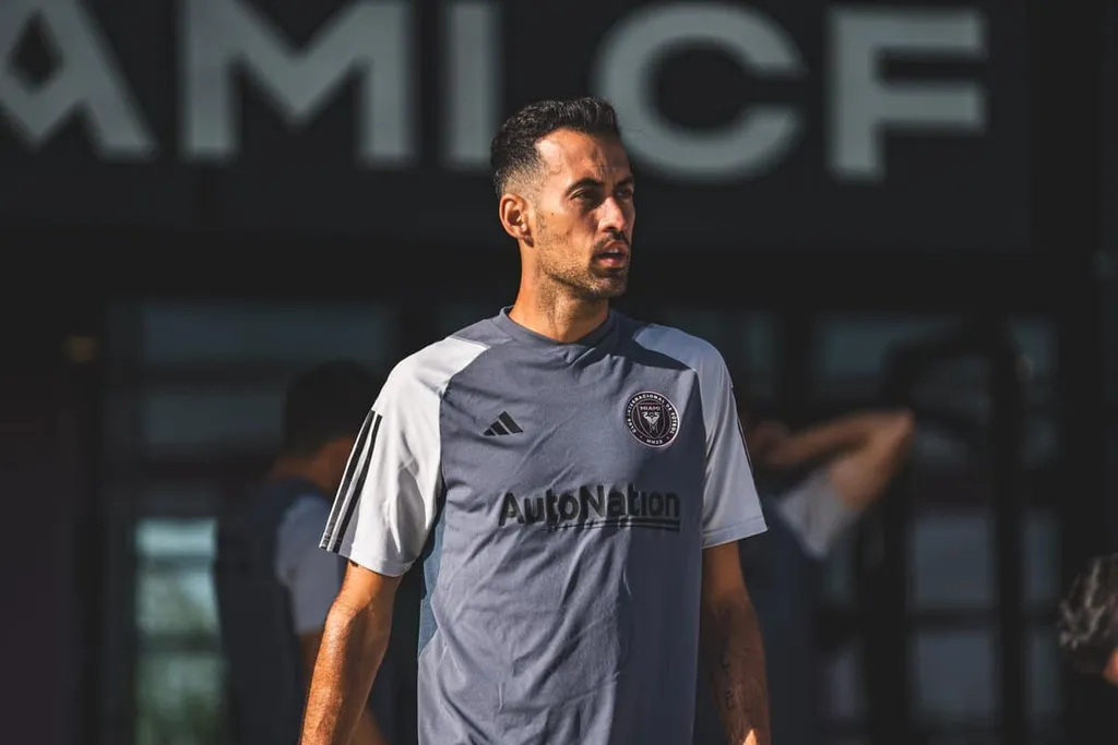 Busquets arrasa em trote e &eacute; aplaudido por Messi em chegada no Inter Miami