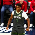 NBA: Edwards é acusado de agredir mulheres com cadeira; advogado responde