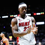 Jimmy Butler surge no Brasil e troca basquete por futebol