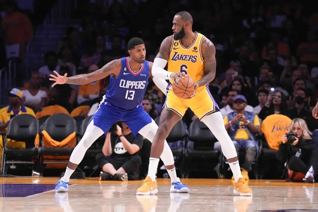 Paul George sobre enterrada de LeBron: &lsquo;Foi um cervo nos far&oacute;is&rsquo;