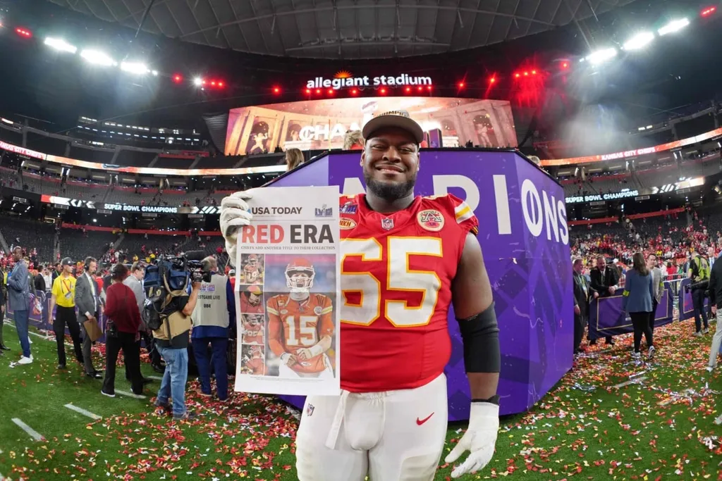 NFL: Jogador dos Chiefs acalma crian&ccedil;a em meio a confus&atilde;o no desfile dos campe&otilde;es do Super Bowl