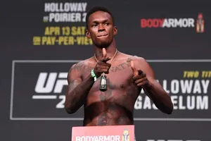 Israel Adesanya assiste estreia de Alex Poatan no UFC: “Nas próximas quatro lutas espero vê-lo”
