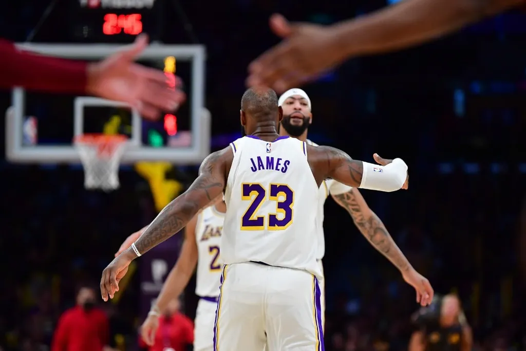NBA: Ainda d&aacute;? Lakers atropelam Cavaliers e d&atilde;o esperan&ccedil;as aos torcedores