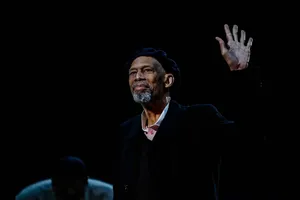 Kareem Abdul Jabbar, durante a partida do NBA Paris Game entre Charlotte Hornets e Milwaukee Bucks. Cr&eacute;dito: Icon Sport