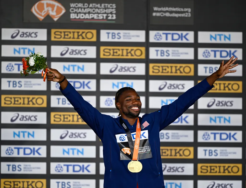 Noah Lyles zomba da sele&ccedil;&atilde;o estadunidense de basquete ap&oacute;s derrota no mundial