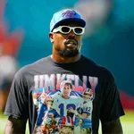 NFL: Acusado de agredir mulher gr&aacute;vida, Von Miller se entrega &agrave; pol&iacute;cia