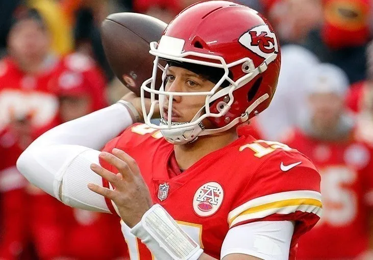 Patrick Mahomes se torna o terceiro na hist&oacute;ria a ter 50 TDs em uma temporada