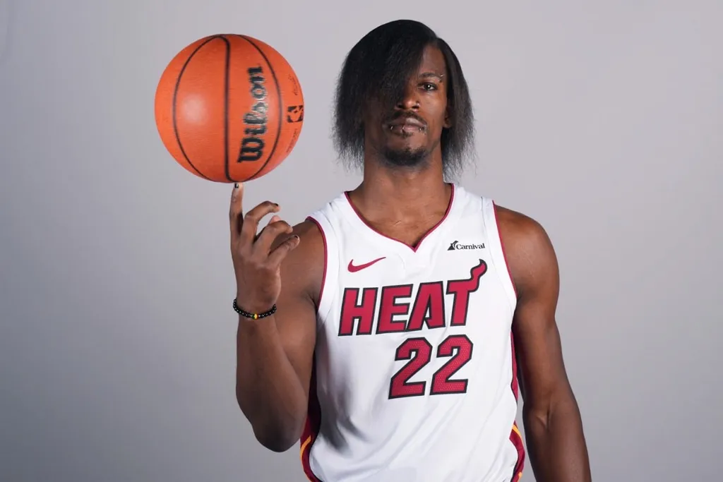 NBA: Jimmy Butler cumpre promessa e surge emo em clipe musical