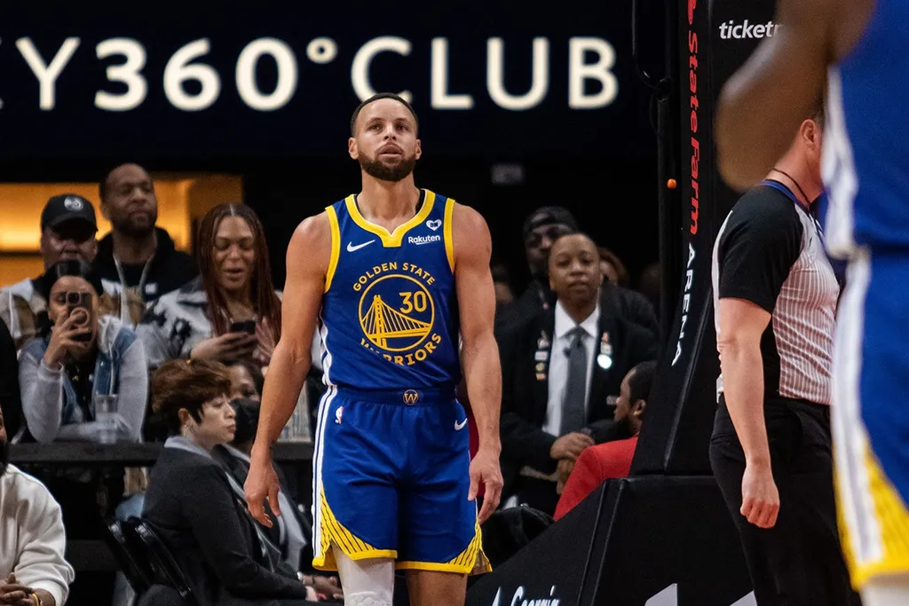 NBA: Curry faz 60 pontos, mas v&ecirc; Warriors vacilar e perder para os Hawks na prorroga&ccedil;&atilde;o.