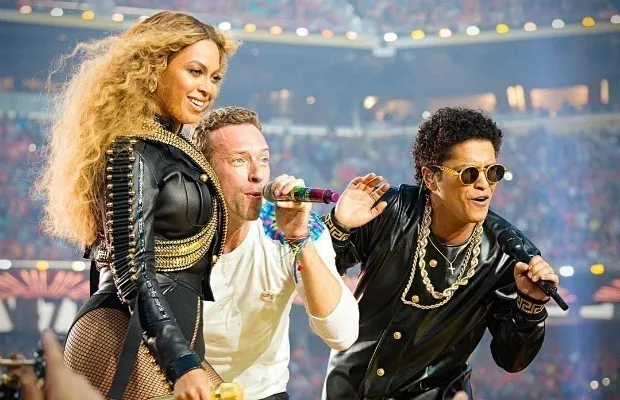 Com direito a homenagens e grandes performances, Coldplay marca Super Bowl 50