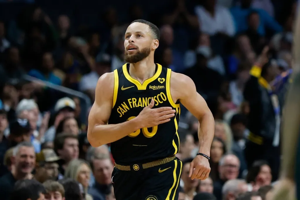 NBA: &lsquo;Fam&iacute;lia Curry&rsquo; se encontra em vit&oacute;ria dos Warriors em Charlotte