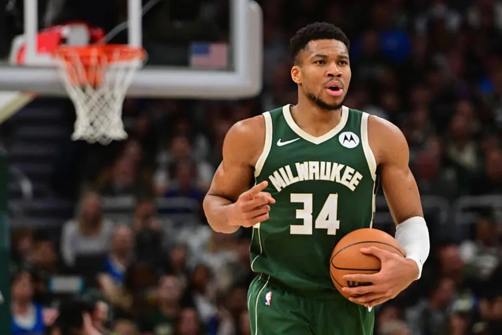 NBA: Mesmo sem t&eacute;cnico, Bucks vence com o brilho de seu Gigante