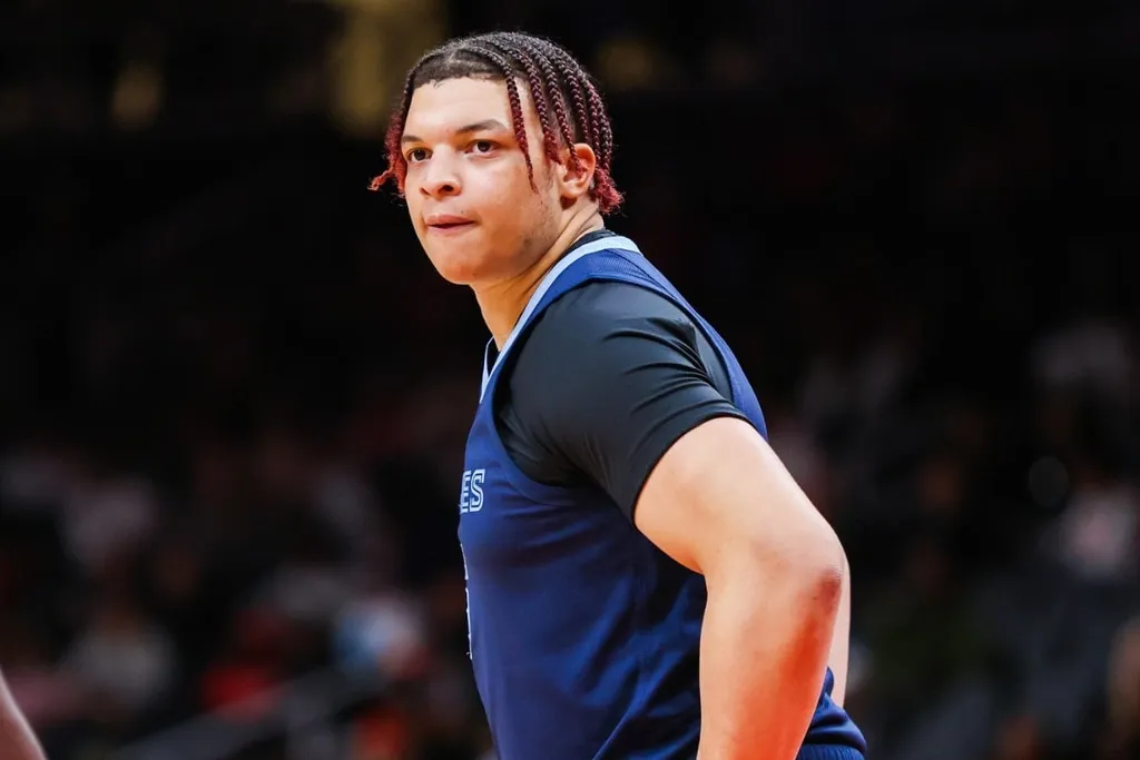 NBA: Philadelphia 76ers assina com Kenneth Lofton Jr.