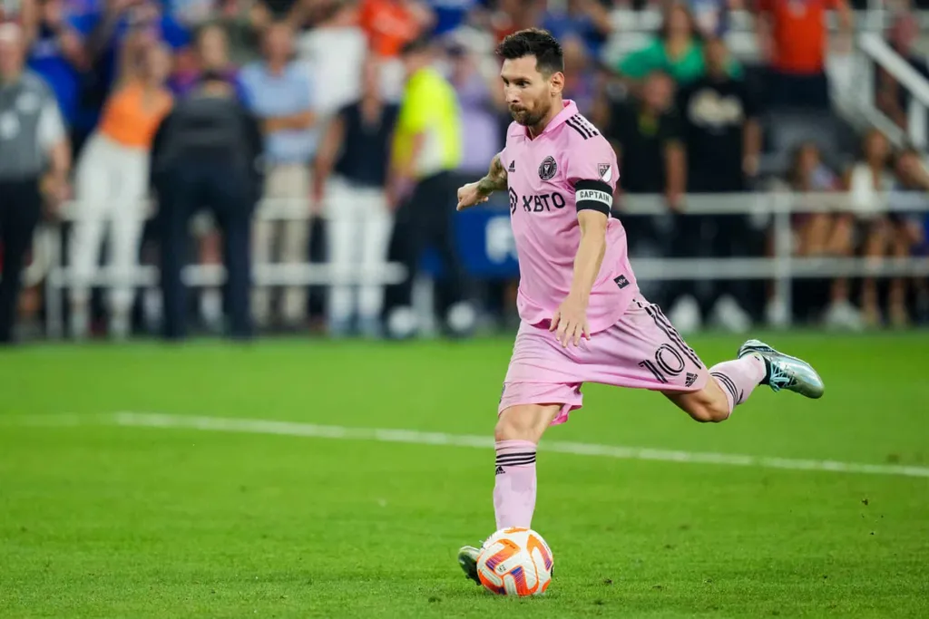 Melhor batedor da hist&oacute;ria? Saiba quantos gols de falta tem Messi