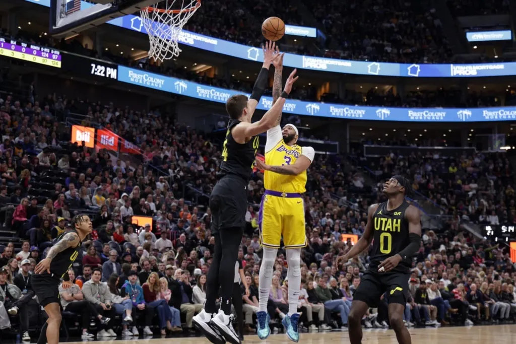 NBA: Sem LeBron, Anthony Davis e &lsquo;coadjuvante de luxo&rsquo; comandam os Lakers em vit&oacute;ria contra Jazz
