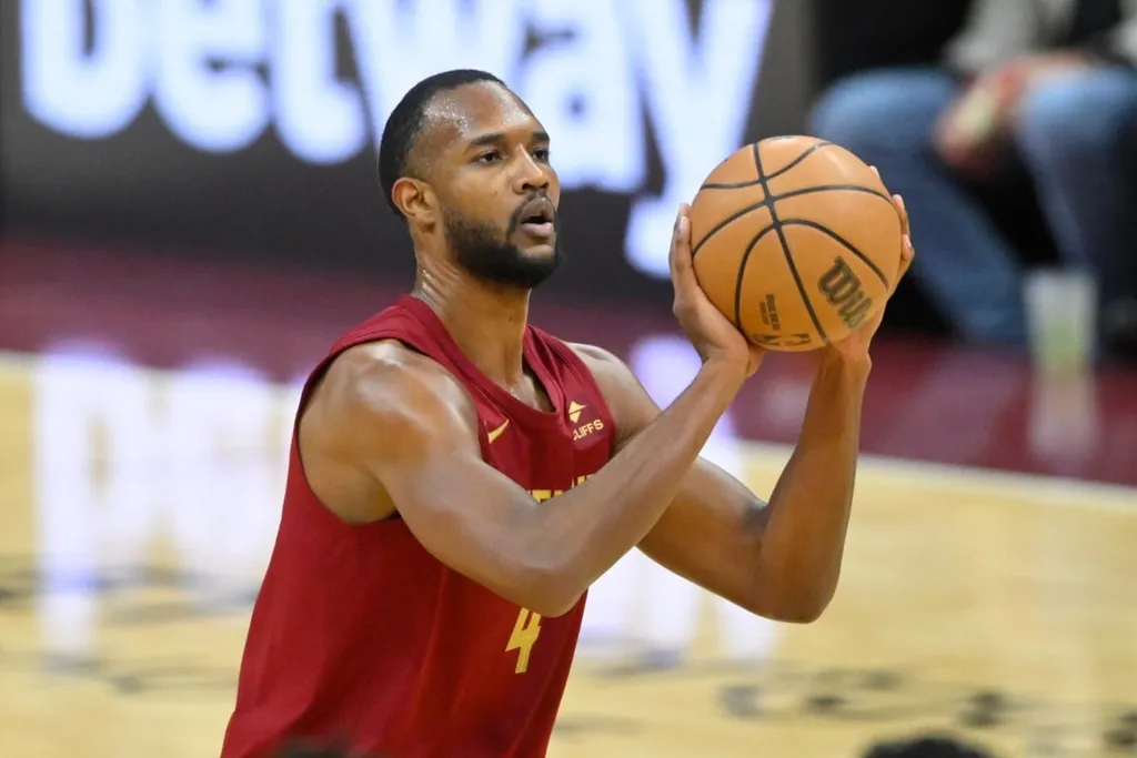 NBA: &lsquo;Trio dos 17&rsquo; vence o p&aacute;reo para os Cavaliers contra os Hornets