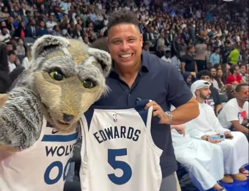 Visita fenomenal! Ronaldo aproveita lua de mel e vai a jogo da pr&eacute;-temporada da NBA