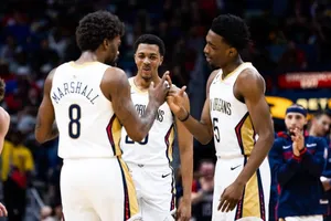 Naji Marshall comemora com os companheiros de equipe Trey Murphy e Herbert Jones.