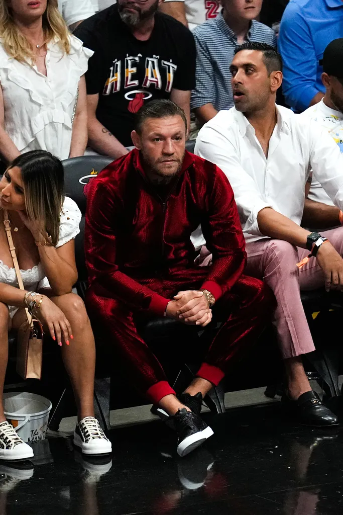 C&acirc;meras flagraram McGregor com suposta v&iacute;tima de estupro no banheiro; assista