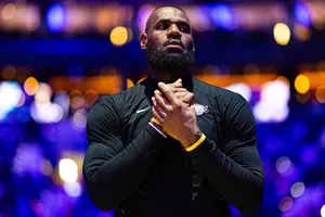 NBA: Vídeo revela motivo da expulsão do técnico dos Rockets após briga com LeBron