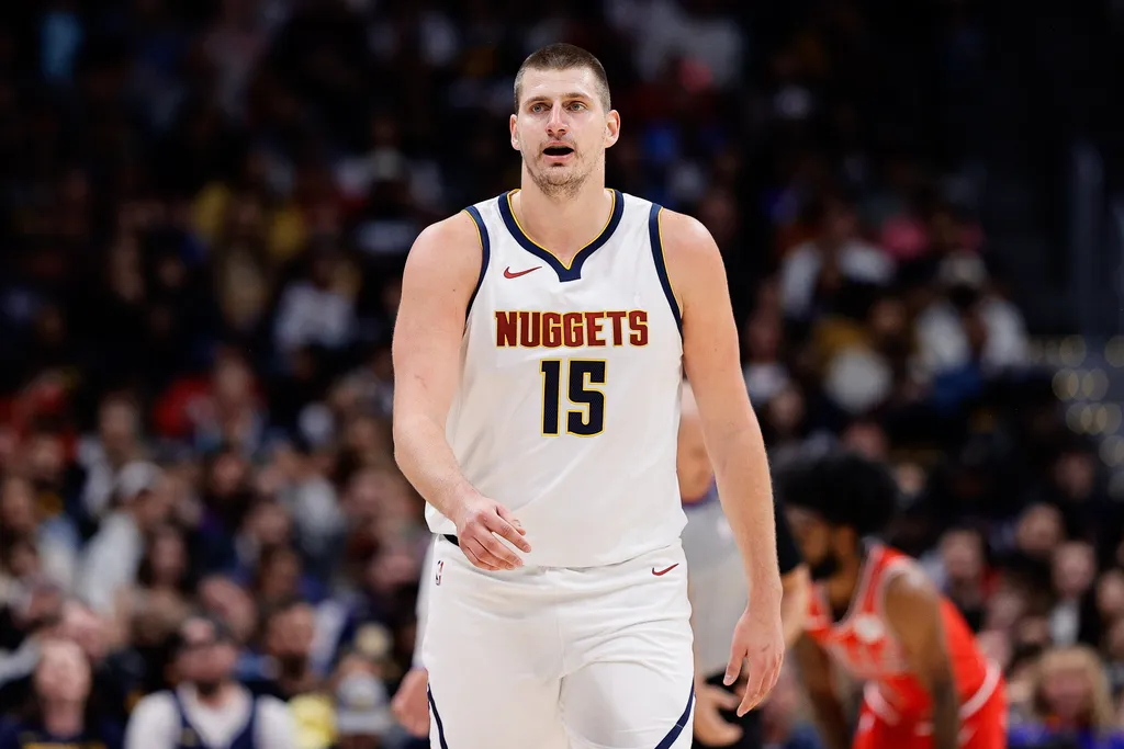 NBA: Jokic ofusca estreia de Holmgren com duplo-duplo em vit&oacute;ria dos Nuggets