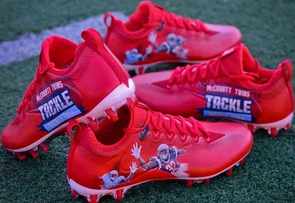 Chuteira de Jason e Devon McCourty, respectivamente, dos Pats e Titans