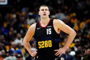O piv&ocirc; Nikola Jovic &eacute; o grande destaque da temporada da Denver Nuggets. Foto: Icon Sport