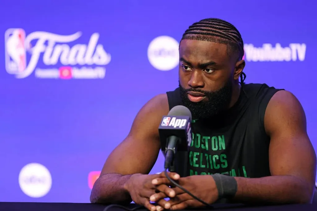 Finais da NBA: &lsquo;Ele foi fant&aacute;stico&rsquo;, diz Jaylen Brown em noite hist&oacute;rica de Porzingis